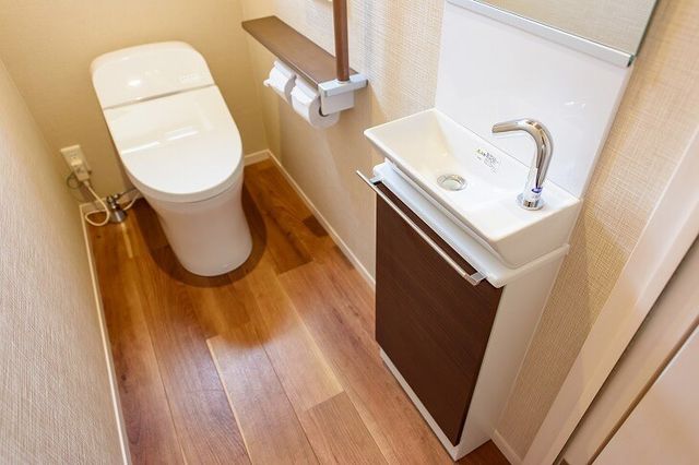 トイレの床リフォームでおしゃれな空間に 注意点と適した床材は Antenna アンテナ